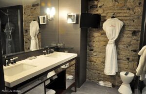 Auberge Saint-Antoine bathroom